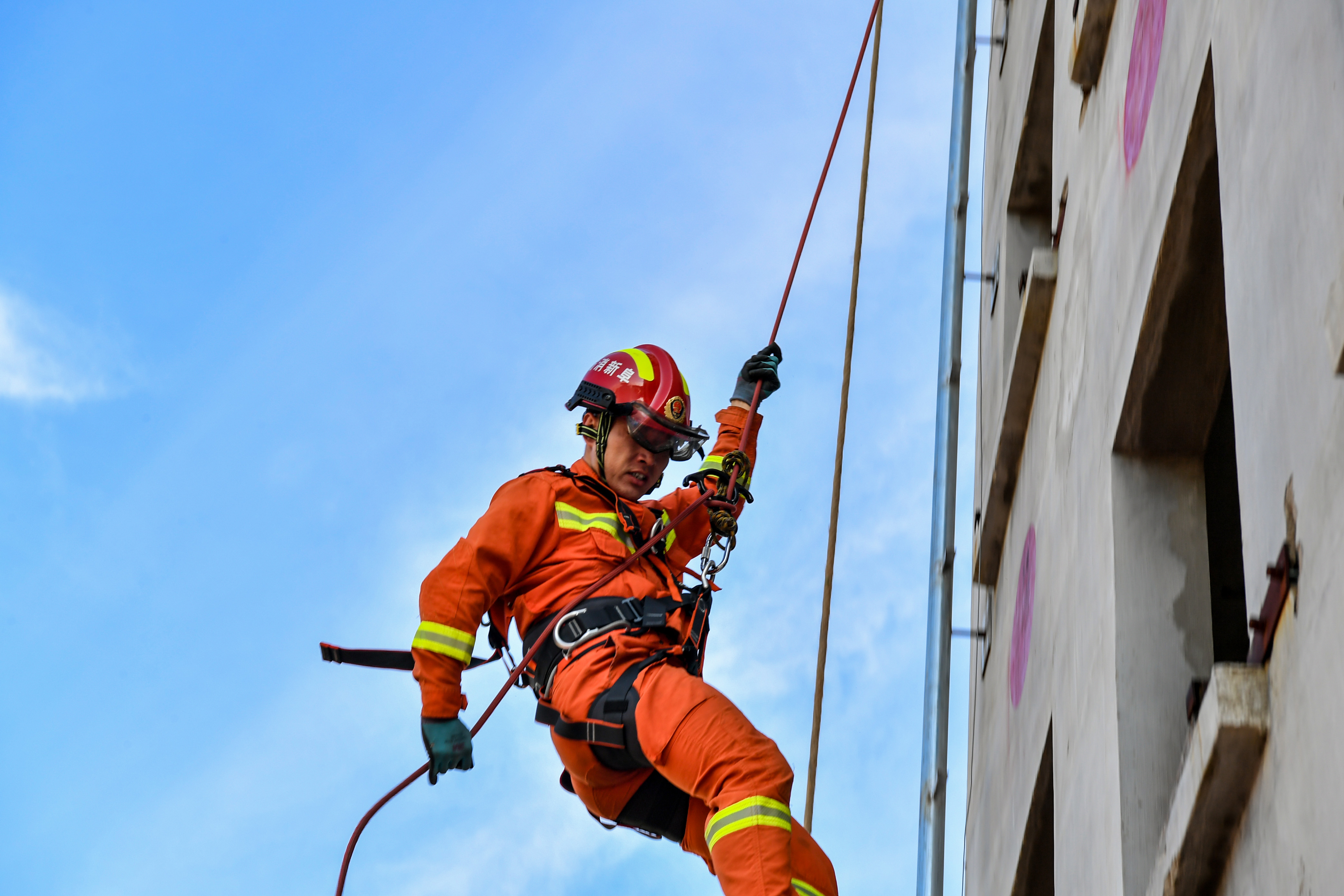 包子漫画
 | 火蓝尖兵逆火而行——记阜新消防救援支队“金头盔班”班长孙明