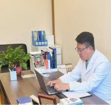 包子漫画
| 以初心护健康 用担当写芳华——记北部战区总医院原心外ICU主任韩宏光